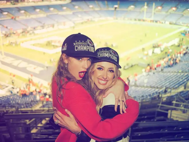 taylor swift brittany mahomes pose 76214653