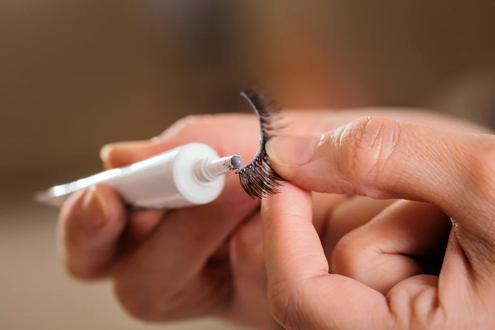 using lash glue to apply lashes 1024x1024 1