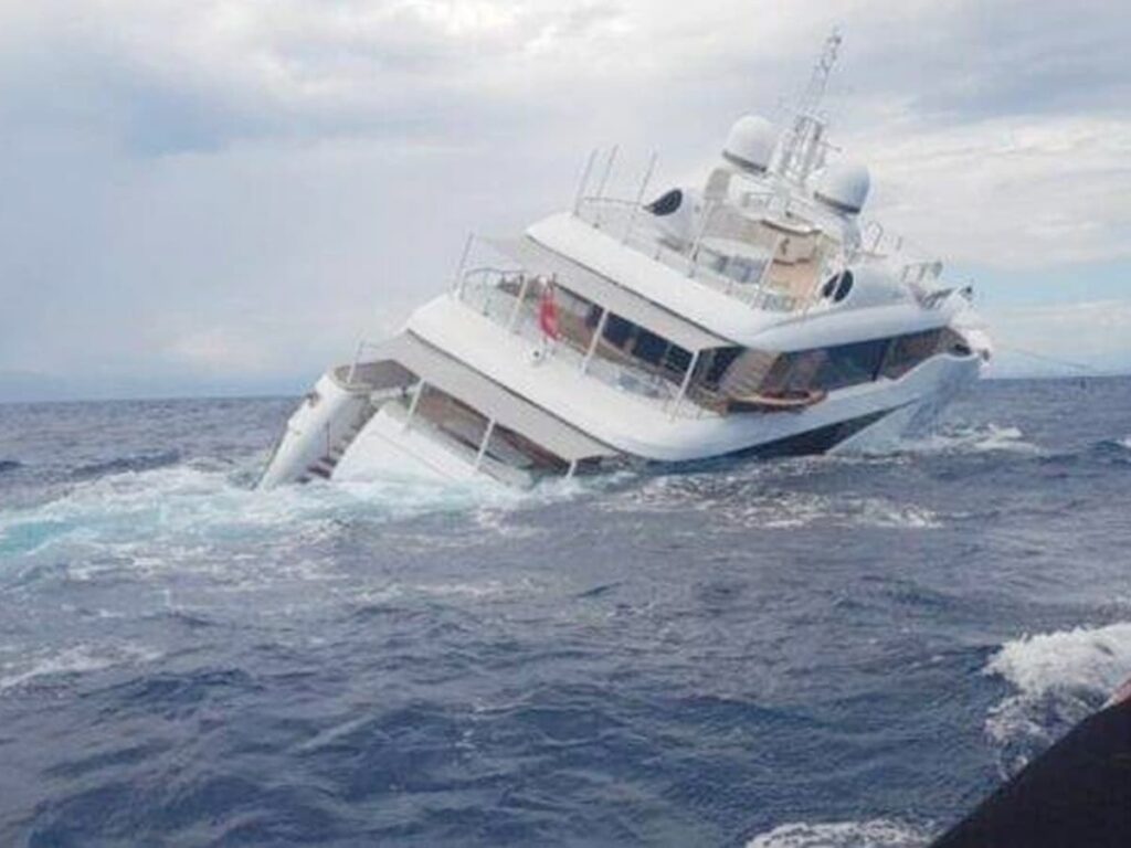 Superyacht Sinks italy 1