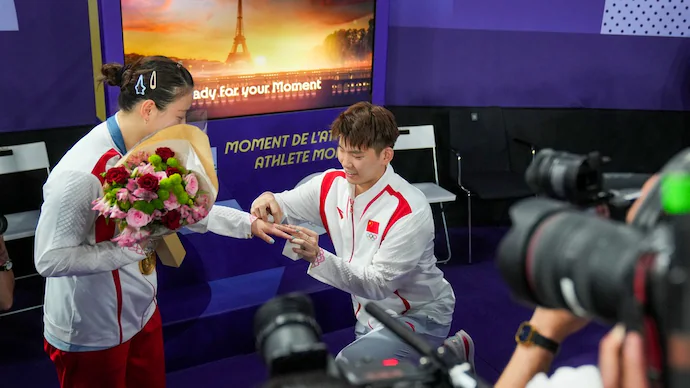 chinas liu yuchen proposes to teammate huang ya qiong 030930329